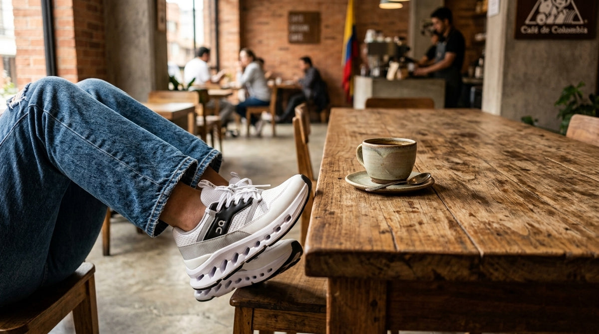 Tenis blancos con jean en una cafetería en Colombia